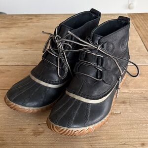 Sorel Black Leather Duck Boots with Tan Rubber Soles and Cream Trim
